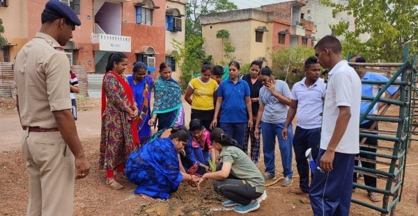 विश्व पर्यावरण दिवस  के अवसर पर हुआ आवासीय परिसर पुलिस लाईन धमतरी में पौधरोपण*  *उप पुलिस अधीक्षक,रक्षित निरीक्षक सहित पुलिस लाईन धमतरी के महिलाएं एवं बच्चे किए पौधारोपण*