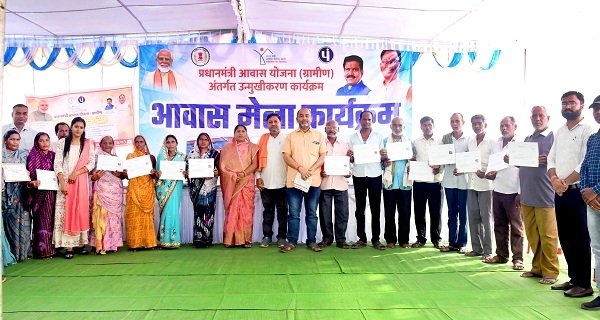 गुण्डरदेही विकासखण्ड के ग्राम परसदा में आयोजित किया गया आवास मेला त्यौहार का आयोजन