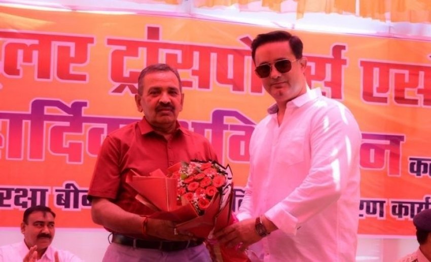  &quot;संगठन हो तो ऐसा: ड्राइवरों को बीमा, हेलमेट और पर्यावरण का उपहार&quot;