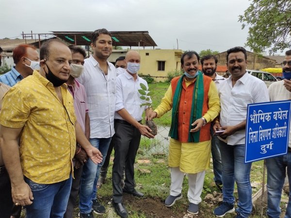 सांसद विजय बघेल द्वारा दुर्ग एफसीआई एवं जिला विपणन संघ में किया गया वृक्षारोपण  , दुर्ग  लोकसभा क्षेत्र में 42,000 पौधो का होगा वृक्षारोपण