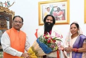 मुख्यमंत्री श्री विष्णु देव साय से योग गुरु बाबा रामदेव ने की सौजन्य मुलाकात