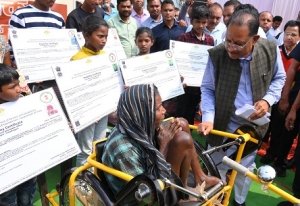 सशक्त जशपुर के अंतर्गत मुख्यमंत्री श्री विष्णुदेव साय ने सामग्री का किया वितरण