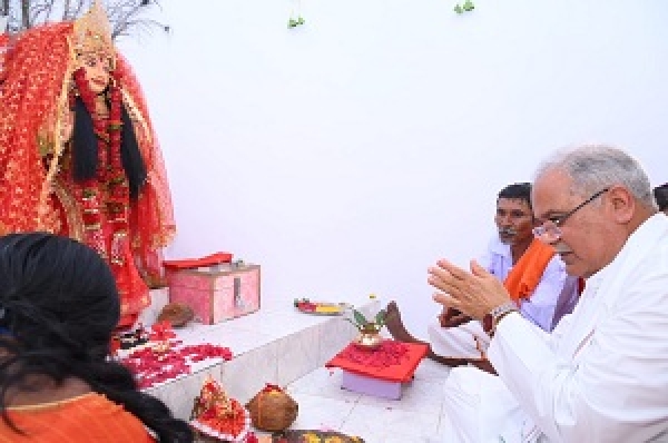 चन्द्र मौली माता मंदिर में पूजा करते मुख्यमंत्री बघेल 