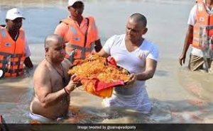 मुलायम सिंह यादव की अस्थियां संगम में अखिलेश ने की विसर्जित