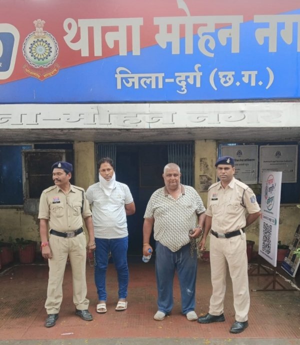 फर्जी नंबर प्लेट लगाकर वाहन चलाने के मामले में दो आरोपी गिरफ्तार दूसरे वाहन के नंबर से कट रहे थे ट्रैफिक चालान और टोल की रकम, मोहन नगर पुलिस ने की कार्रवाई