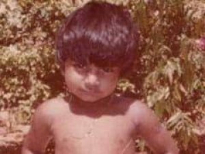 बिना कपड़ों के स्टाइल में पोज दे रहा यह बच्चा आज है BOLLYWOOD का सबसे बड़ा स्टार