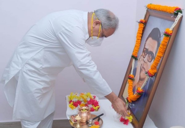 मुख्यमंत्री ने स्वर्गीय श्री बिसाहू दास महन्त की पुण्यतिथि पर उनके चित्र पर माल्यार्पण कर उन्हें दी श्रद्धांजलि