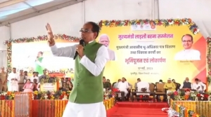 लाडली बहना सम्मेलन में मुख्यमंत्री शिवराज सिंह चौहान 
