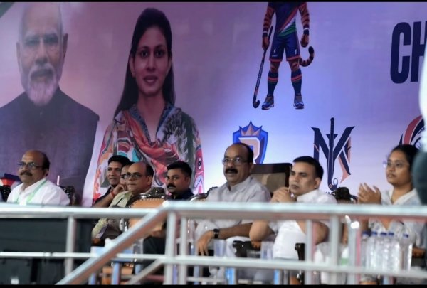 युवराज वाल्मीकि की हैट्रिक से चक्रधर चैंपियंस की दमदार जीत, अरुण साव ने बढ़ाया खिलाड़ियों का उत्साह
