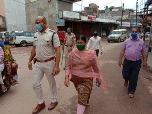 लाॅकडाउन की अवहेलना करने वालों के खिलाफ निगम प्रशासन की टीम ने की सख्त कार्रवाई