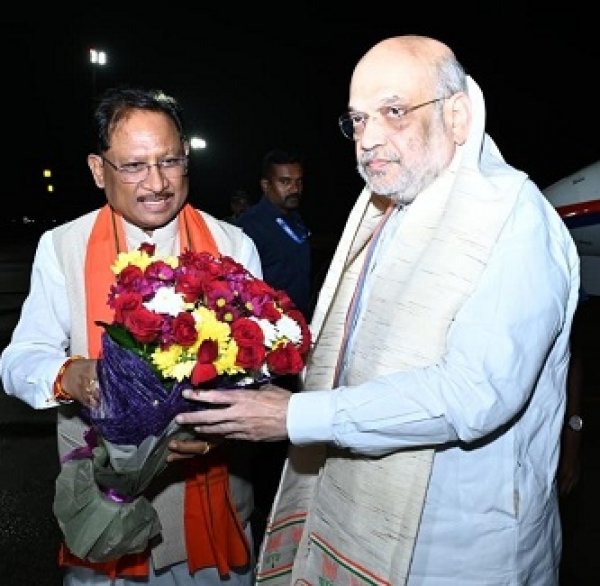 केंद्रीय गृह मंत्री अमित शाह का मुख्यमंत्री विष्णुदेव साय ने स्वामी विवेकानंद विमानतल पर किया आत्मीय स्वागत