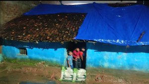 जर्जर झोपड़ी में कच्ची लकड़ियों के सहारे खाना बनाने की मजबूरी,रौशनी के नाम पर टिमटिमाते दिए का सहारा