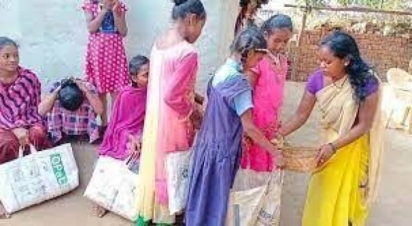 कवर्धा : चाइल्ड लाईन टीम ने बच्चों के साथ मनाया छेरछेरा
