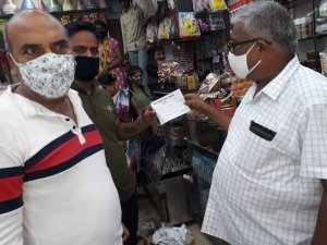 सड़क नालियों की हो रही सघन स्तर पर सफाई ,गंदगी फैलाने वाले दुकानदार से लिया गया 10 हजार अर्थदण्ड