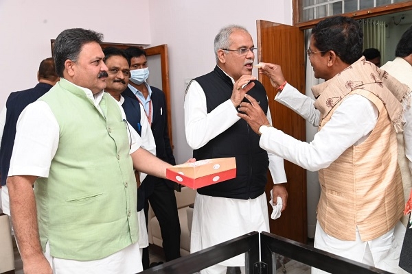 : मुख्यमंत्री को नगरीय निकाय चुनाव में ऐतिहासिक जीत पर जनप्रतिनिधियों ने दी बधाई