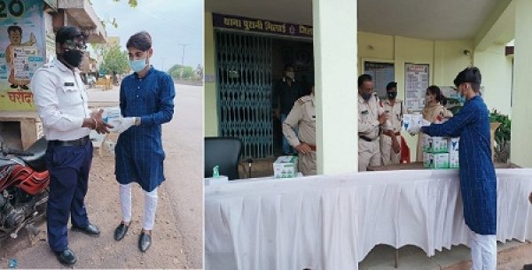 स्व. राजीव गाँधी के पुण्यतिथि के मौके पर हुसैन रिजवी ने पुलिस के जवानो की भेंट की भाप मशीन