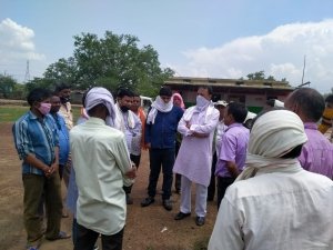 विधायक व जिलाध्यक्ष ने किया सोसायटी का दौरा , किसानों की समस्याओं से हुवे रूबरू