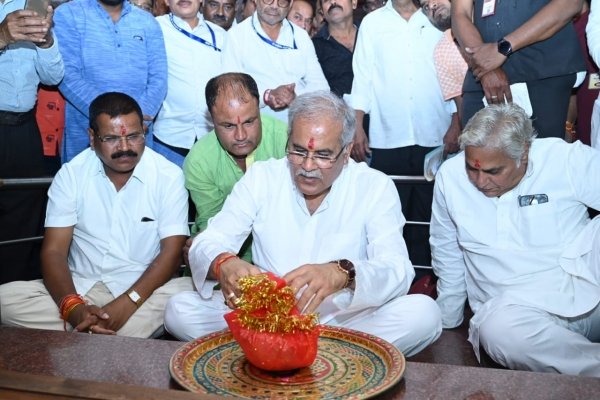 मुख्यमंत्री श्री भूपेश बघेल ने सत्तीचौरा मां दुर्गा मंदिर में पूजा अर्चना कर प्रदेशवासियों की सुख, समृद्धि की कामना की