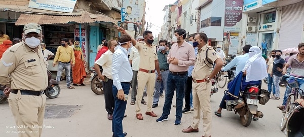 निगम, यातायात व पुलिस ने दुकानों में लगे शेड, रेलिंग आदि हटाया, समान दुकान के अंदर रखने दी चेतावनी
