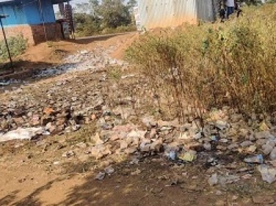 प्लास्टिक डिस्पोजल गिलास बनी हुई है मदिरा प्रेमियों की पहली पसंद , शराब दुकानों के आसपास सफेद कचरों का लगा ढेर प्रतिबंध के बावजूद धड़ल्ले से हो रहा इस्तेमाल