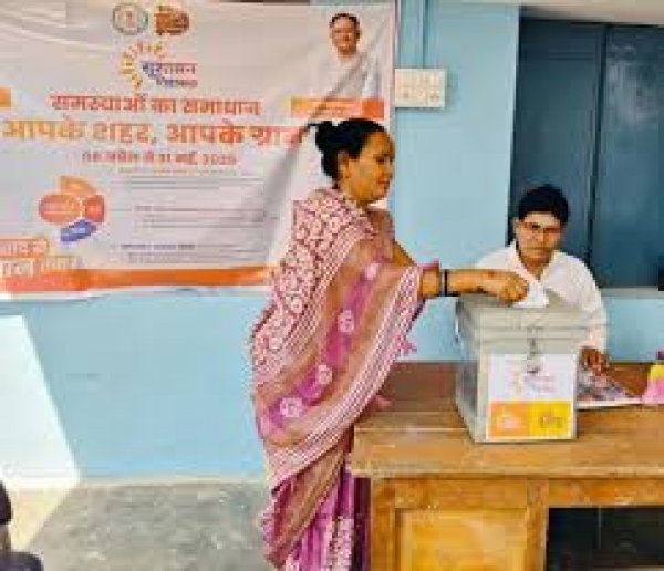 आवेदकों को तिलक लगाकर व गुलदस्ता देकर किया गया अभिनन्दन