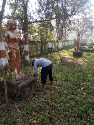 मानस वाटिका से काटी जा रही है जंगली झाड़ियाॅ , सौदर्यीकरण की दिशा में मानस वाटिका का कराया जाएगा संधारण कार्य