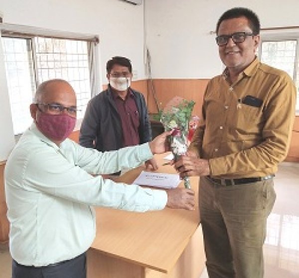 राजस्व प्रबंधन में प्रदेश स्तर पर प्रथम पुरस्कार अर्जित करने वाले राजनांदगांव संभाग के कार्यपालन  अभिंयता एवं उनकी टीम को मुख्य अभियंता टी.के. मेश्राम ने किया सम्मानित