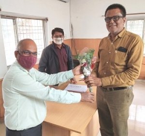 राजस्व प्रबंधन में प्रदेश स्तर पर प्रथम पुरस्कार अर्जित करने वाले राजनांदगांव संभाग के कार्यपालन  अभिंयता एवं उनकी टीम को मुख्य अभियंता टी.के. मेश्राम ने किया सम्मानित