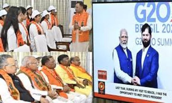 मुख्यमंत्री विष्णु देव साय ने बालिकाओं के साथ सुनी 'मन की बात' की 120वीं कड़ी