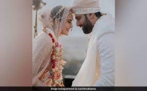 Pushpa के फेमस 'ऊ अंटावा' गाने पर थिरकती नजर आईं नई नवेली दुल्हन Karishma Tanna, बेहद स्टाइलिश लुक किया कैरी