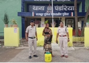 महिला को  5.500 लीटर कच्ची महुआ शराब के साथ किया गया गिरफ्तार