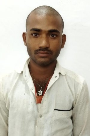 आरोपी युवक से देसी मदिरा व परिवहन हेतु प्रयुक्त मोटरसाइकिल की गई जप्त,