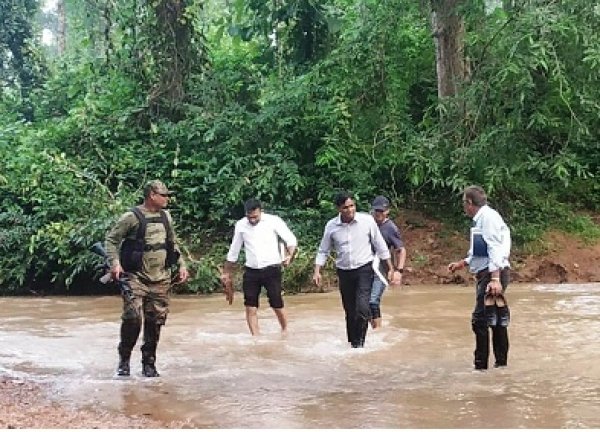 कलेक्टर एवं एसपी मानपुर विकासखंड के सुदूरवनांचल अतिसंवेदनशील नक्सल प्रभावित क्षेत्र के ग्रामों में मोटरसाइकिल से पहुंचे