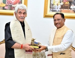 मुख्यमंत्री से जम्मू-कश्मीर के उपराज्यपाल मनोज सिन्हा की सौजन्य भेंट माता वैष्णो देवी का पवित्र प्रसाद भेंट &mdash; मुख्यमंत्री ने किया बस्तर कला से स्वागत