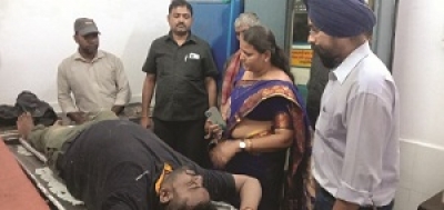 तेज बारिश में हादसे का शिकार हुए घायलों को देर रात खुज्जी विधायक ने पहुंचाया अस्पताल