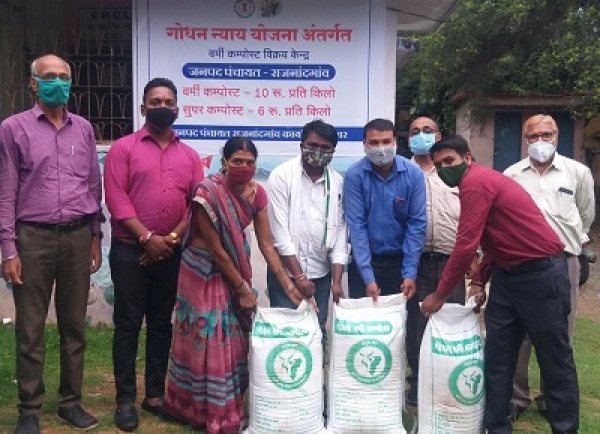 जनपद पंचायत राजनांदगांव में वर्मी कपोस्ट व सुपर कंपोस्ट के विक्रय हेतु विक्रय केन्द्र प्रारंभ