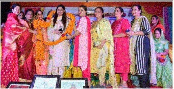 तीन दिन के महोत्सव के लिए लगती है महीनों की मेहनत : भावना बोहरा  चैत्र नवरात्र महोत्सव में मंच पर एकत्रित हुए नारीशक्ति