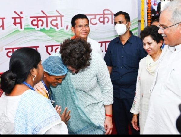 सुखद पल : जब श्रीमती प्रियंका गांधी ने अबूझमाड़ की मानमती पोटाई को लगा लिया गले..कहा आप लोग बहुत अच्छा काम कर रही हैं..