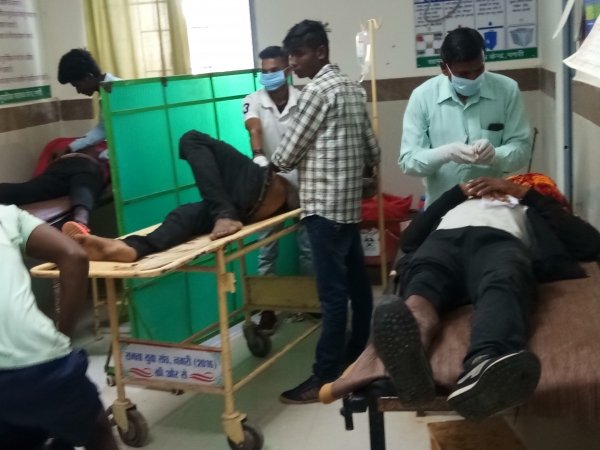 बराती पिकअप को धान भरे ट्रक को साईड देते समय पेड से टक्करई,