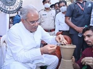 मुख्यमंत्री ने मेला में इलेक्ट्रिक चाक से दीया बनाकर परम्परागत व्यवसायियों को किया प्रोत्साहित..
