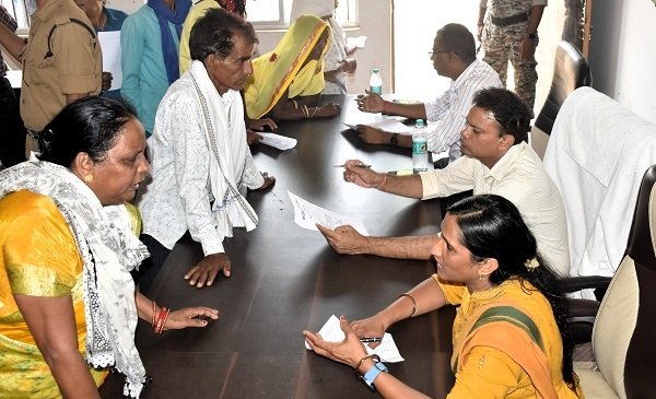 कलेक्टर ने जनदर्शन में पहुँचे लोगों के समस्याआंे के निराकरण हेतु त्वरित कार्रवाई करने दिए निर्देश