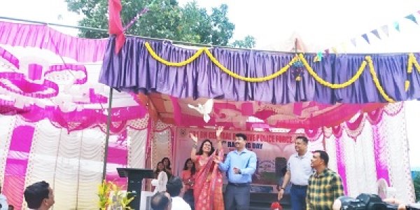सी०आर०पी०एफ की 231 वीं बटालियन ने सफेद कबूतर उड़ाकर दिया शांति का संदेश