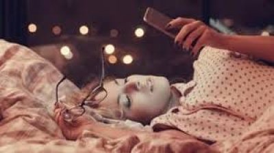 जानें कैसे आपकी खूबसूरती को पहुंचा रहा है नुकसान आपका फेवरेट स्मार्टफोन, ये हैं बचने के उपाय