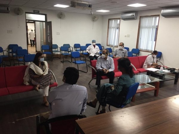 सेक्टर-9 हास्पिटल में इलाज की मानिटरिंग के लिए पहुँची  प्रशासनिक टीम