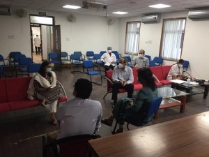 सेक्टर-9 हास्पिटल में इलाज की मानिटरिंग के लिए पहुँची  प्रशासनिक टीम