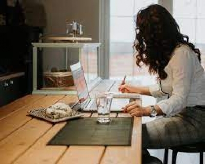 घर में रहकर काम कर रहे हैं तो खानपान के ये नियम याद रखें