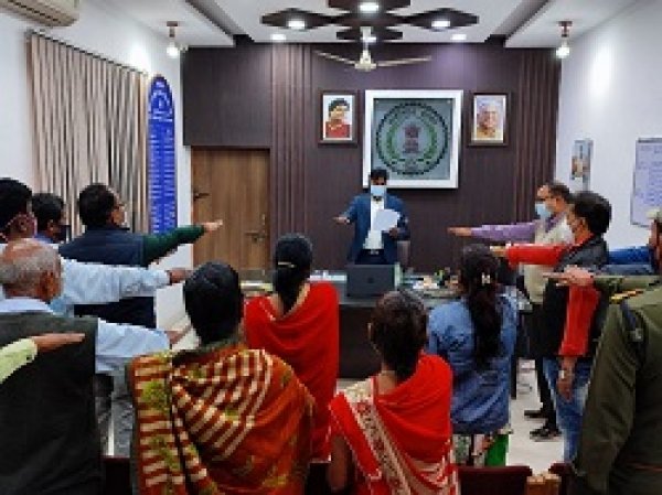 राष्ट्रीय मतदाता दिवस के अवसर पर आयुक्त के साथ निगम कर्मचारियों ने लिया शपथ
