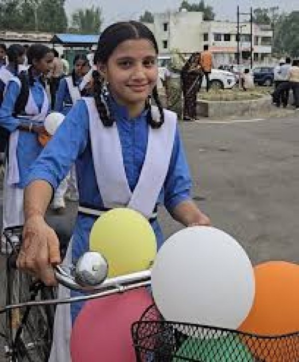 सरस्वती साइकिल योजना से वैष्णवी के सपनों को मिली नई उड़ान, अब साइकिल से तय करेगी शिक्षा की राह