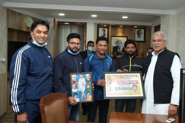 मुख्यमंत्री ने रात्रि कालीन टेनिस बॉल क्रिकेट प्रतियोगिता- मुख्यमंत्री ट्रॉफी 2022 के पोस्टर का किया विमोचन