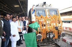 उपमुख्यमंत्री विजय शर्मा ने &lsquo;मूकमाटी एक्सप्रेस&rsquo; को हरी झंडी दिखाकर किया रवाना
